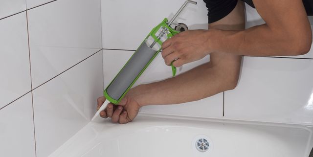 How To Caulk A Bathtub Like Pro, How To Remove Silicone Caulking Bathtub