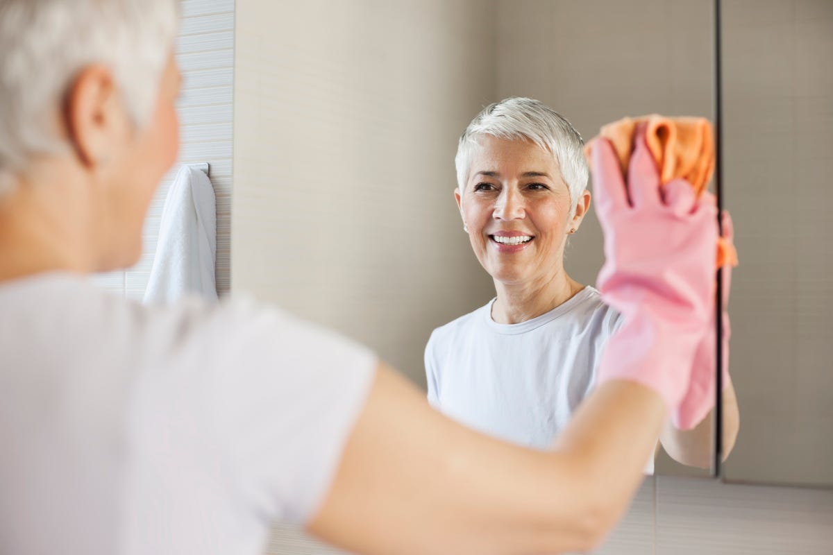 How to clean a mirror