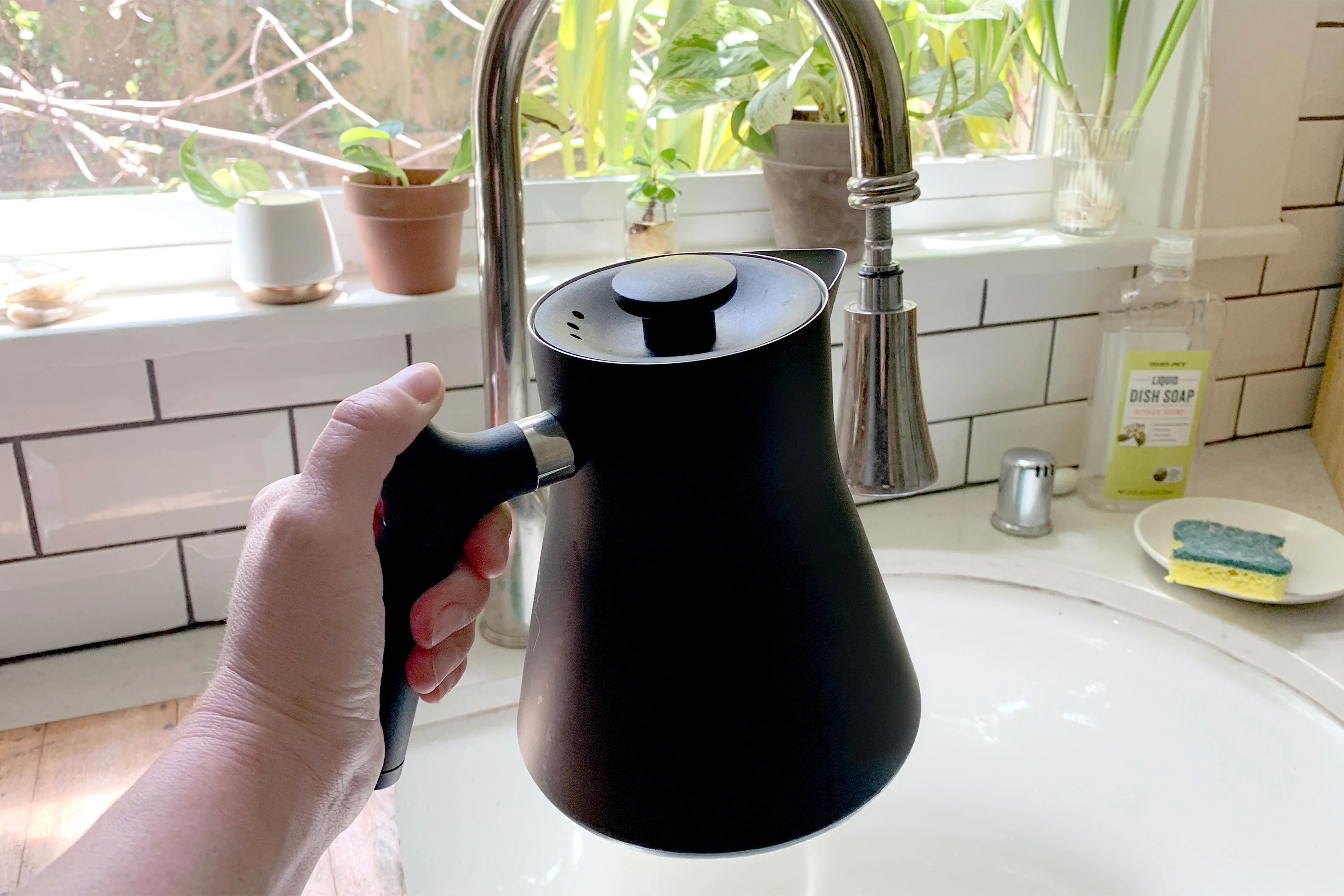 https://hips.hearstapps.com/hmg-prod.s3.amazonaws.com/images/how-to-clean-an-electric-kettle-lead-1672855027.jpg