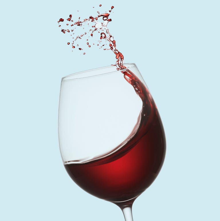 come pulire una macchia di vino rosso