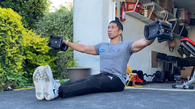 40歳からの肩の筋肉の鍛え方 三角筋に効果的なダンベル筋トレ ラテラルレイズ のやり方 40歳からの肩の筋肉の鍛え方 三角筋に効果的なダンベル筋トレ ラテラルレイズ のやり方