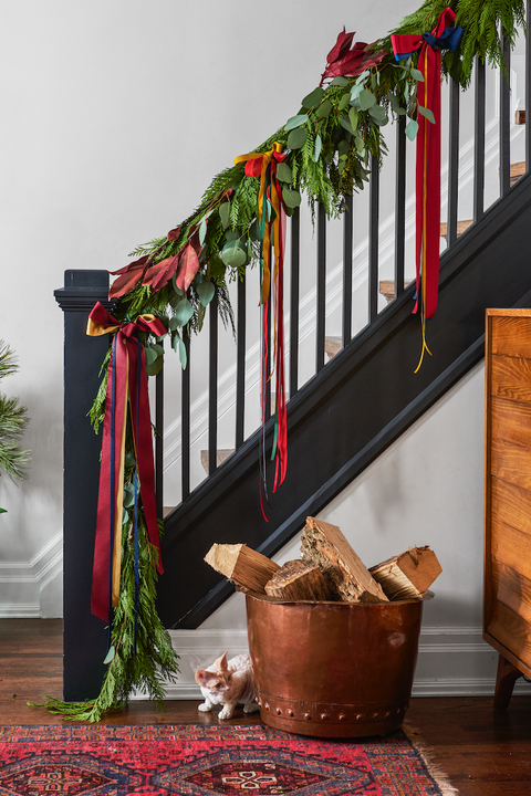 15 Christmas Decoration Hanging Hacks - How to Hang Garland
