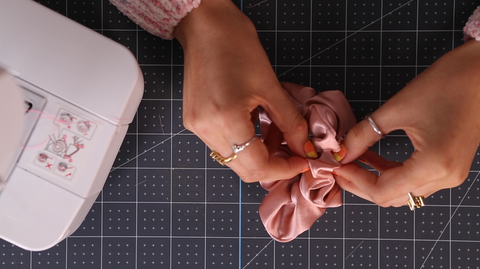 how to make a scrunchie steps