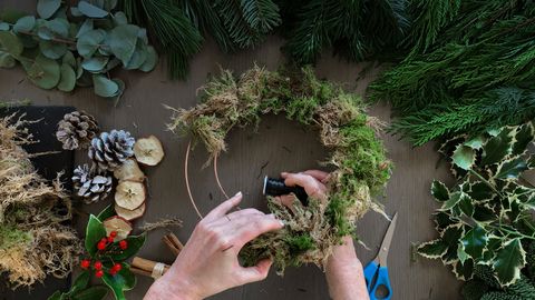 how to make a christmas wreath