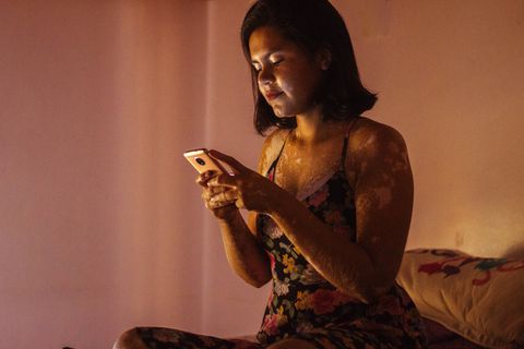 Mujer escribiendo en su teléfono