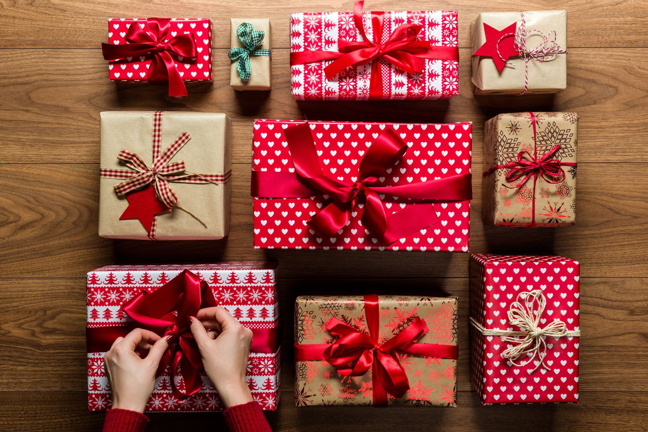 How to Wrap a Gift - Wrapping a Present Step by Step Instructions With  Pictures