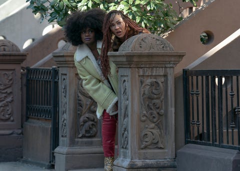 angie et camille se cachant près d'un brownstone à harlem