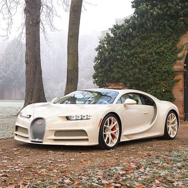 愛馬仕（Hermés）與法國超跑製造商布加迪（Bugatti）全球唯一一台合作訂製車款在Instagram上曝光——跑車俐落的帥勁，配上愛馬仕Craie高雅米白的配色。