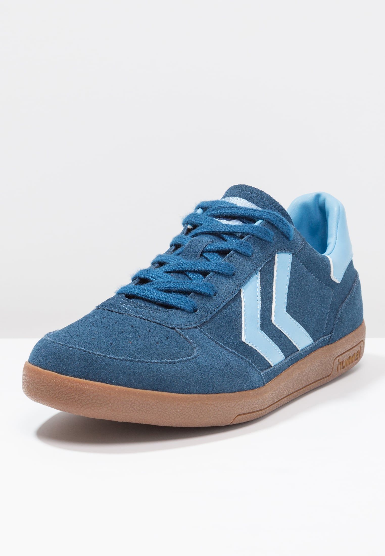 Corre a por estas zapatillas, seguimos de rebajas y tienen Corre a por estas zapatillas, seguimos de rebajas y tienen
