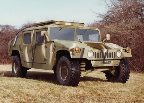 AM General'in Çok Amaçlı Hummer'ı original caption detroit, michigan am general corporation, amerikan motorlar şirketinin bir yan kuruluşu, 22 Mart'ta abd ordusu tarafından hummer adı verilen alçak, dizel motorlu 1 adet 14 tonluk taktik araç inşa etmek için 12 milyarlık sözleşme imzalandı. yeni arazi aracı , yüksek hareket kabiliyeti için kısa, çok amaçlı tekerlekli araç, güney virajına yakın monte edilecek, Hindistan sözleşmesinin ilk yılda 800 iş yaratacağı tahmin ediliyor ve beş yıllık ömrü boyunca 1.400'e kadar mizah cipin halefi olacak