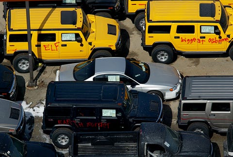 Hummer'lar kirlilik önleyici grafitilerle sprey boyandı ve bir kundaklama yangını yok edildi veya düzine hasar gördü