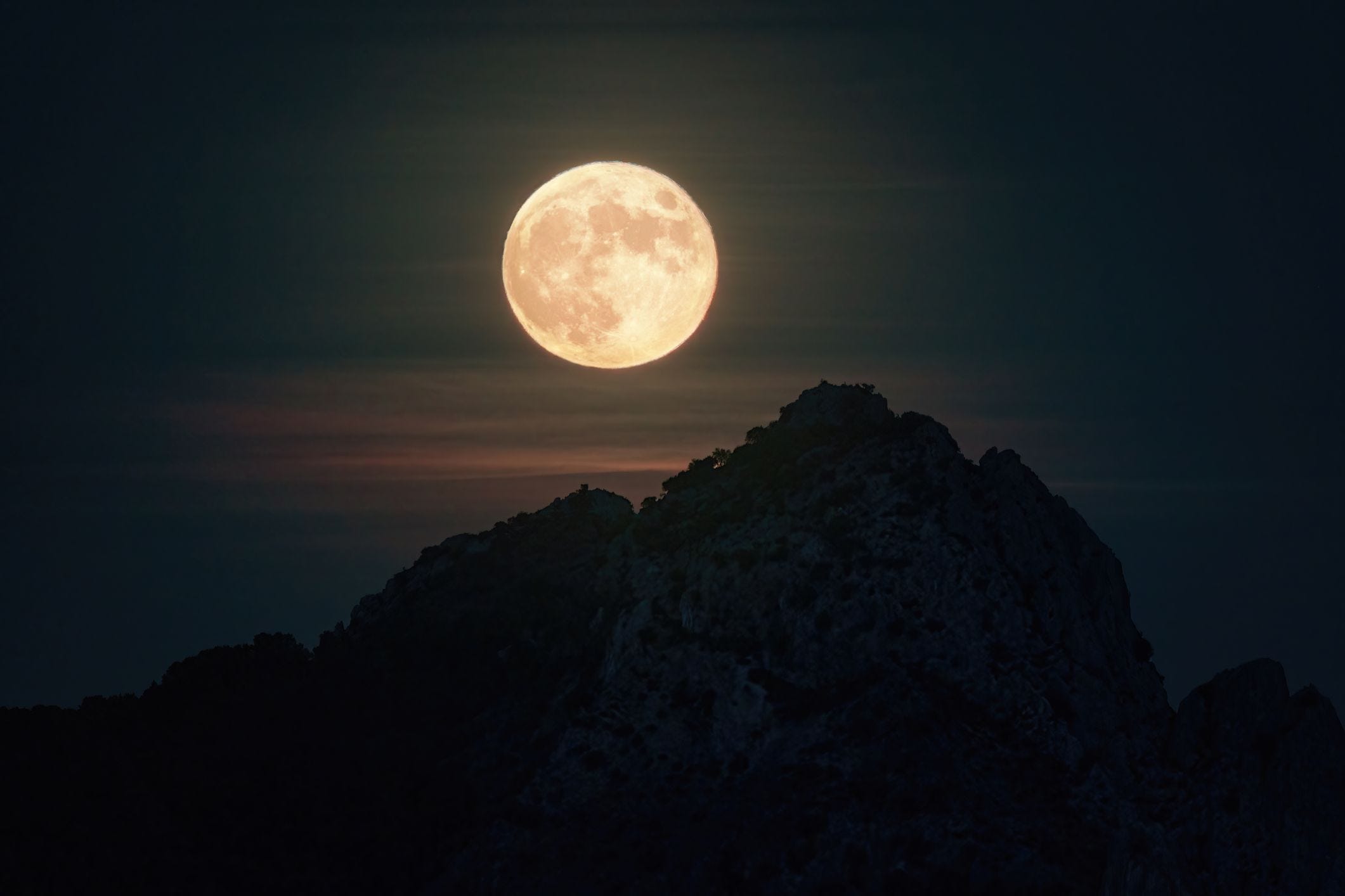 Here's What Tonight's Super Hunter Moon Really Signals About the Weather