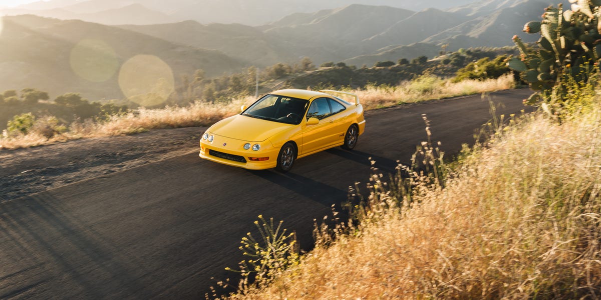 www.roadandtrack.com