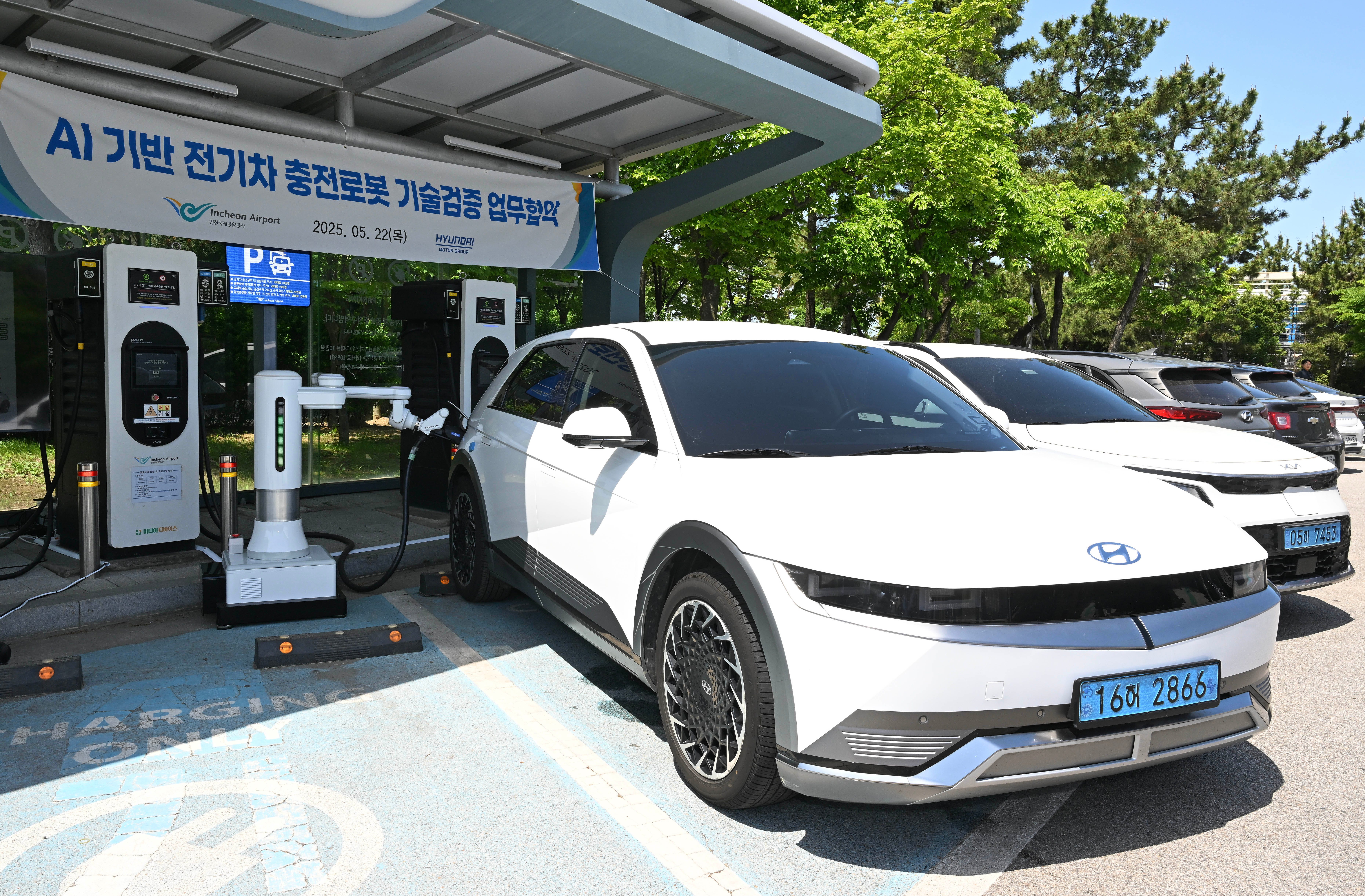 Hyundai Built a Robot to Plug in Your Electric Car for You, In Case That's Too Hard