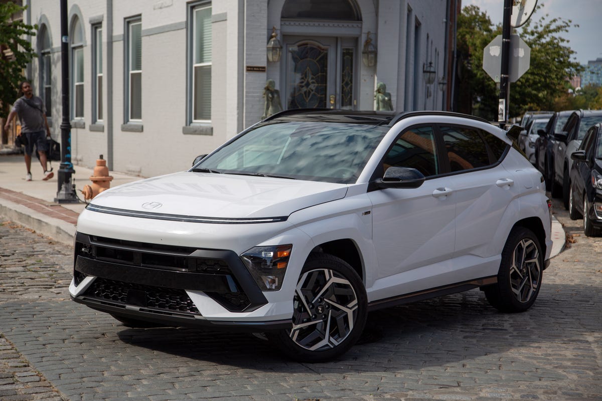 https://hips.hearstapps.com/hmg-prod.s3.amazonaws.com/images/hyundai-kona-2024-2-6513237bd5e54.jpg?crop=0.627xw:0.940xh;0.0769xw,0.0433xh&resize=1200:*