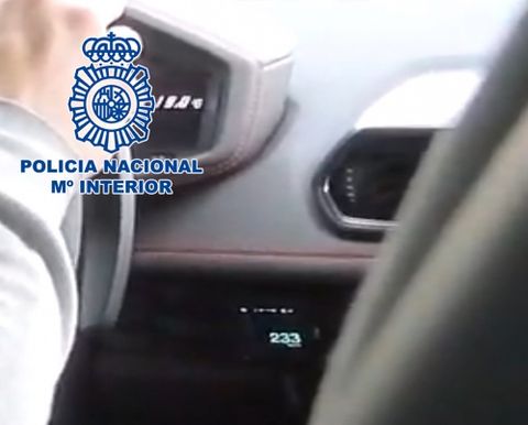 la policía nacional detiene a un youtuber que se grabó conduciendo a 233 kmh en una vía de servicio