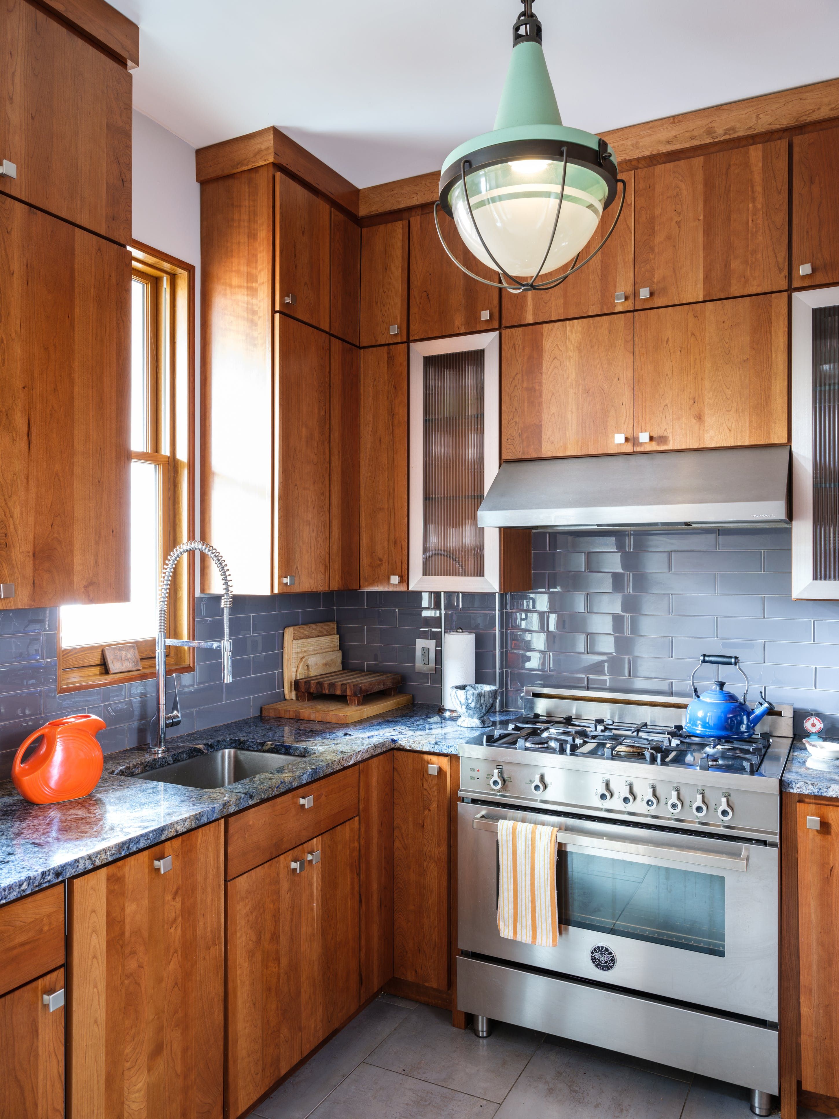 Dark Kitchen Backsplashes, What Color Tile Goes With Light Oak Cabinets