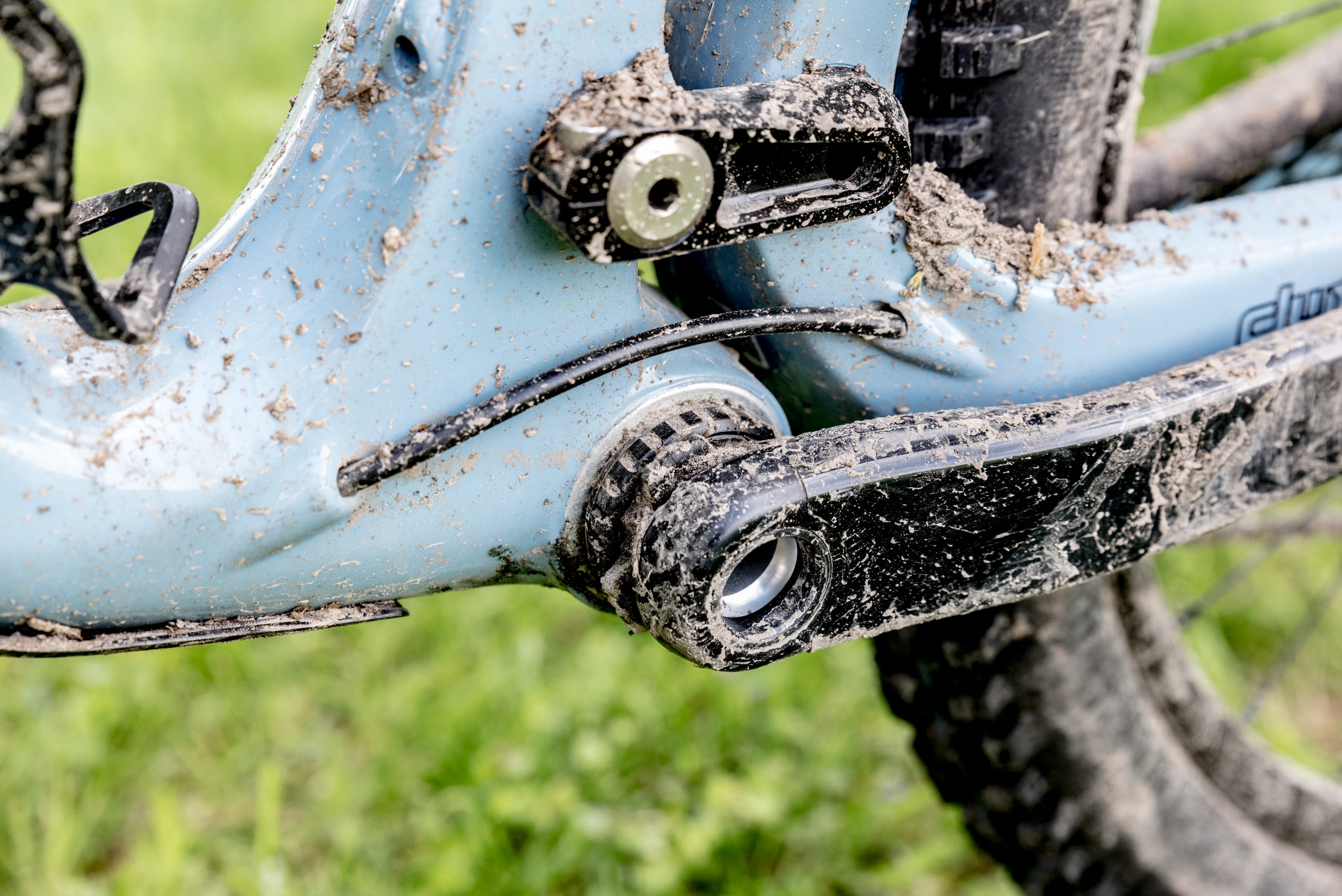 Ruota della bicicletta, Parte della trasmissione della bicicletta, Bicicletta, Veicolo, Parte della bicicletta, Calzatura, Scarpa, Gomma della bicicletta, Ruggine, Attrezzatura sportiva, 