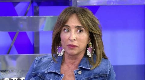 maria patiño television plato maria patiño sentada en un plato de television con chaqueta vaquera