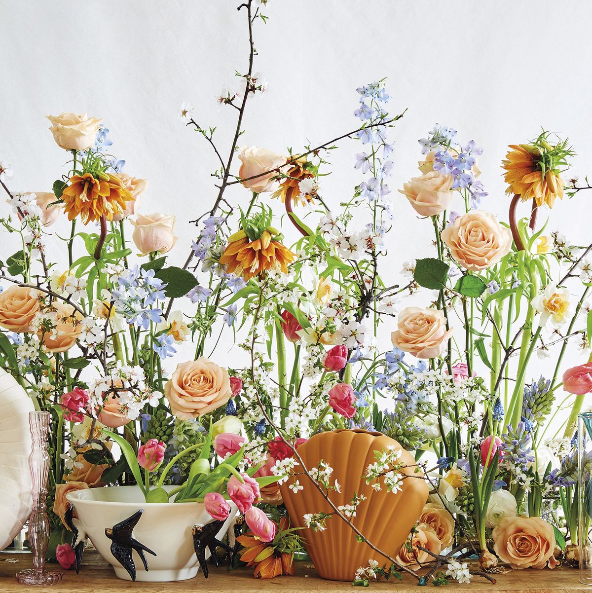 15 ideas de arreglos florales (y jarrones) para decorar tu casa