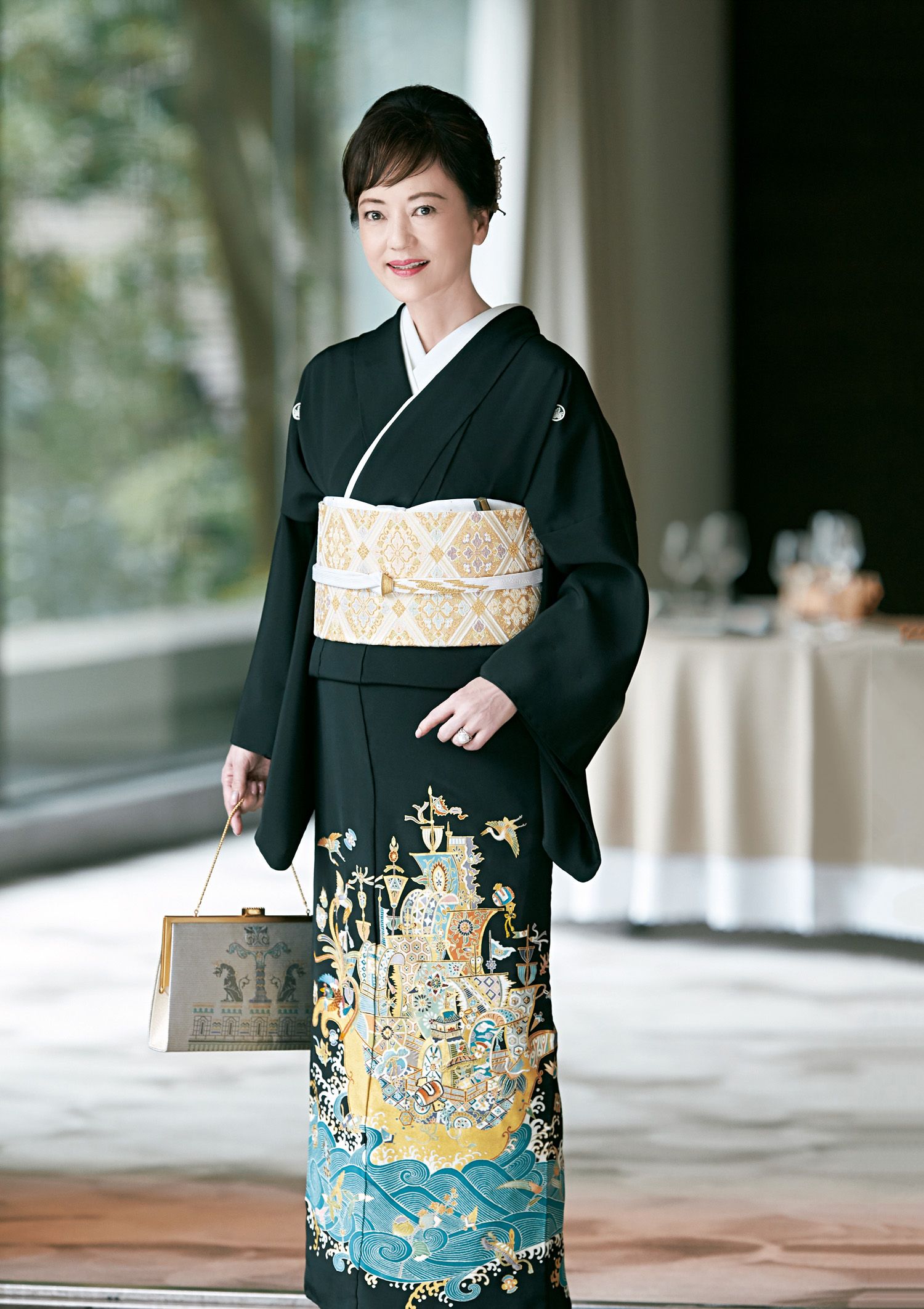 五十嵐淳子さんが着る 黒地の着物 華やかさと気品が魅力です