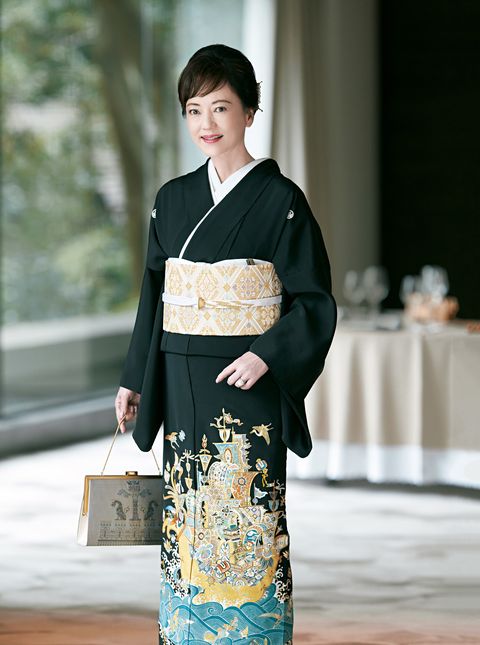 五十嵐淳子さんが着る 黒地の着物 華やかさと気品が魅力です