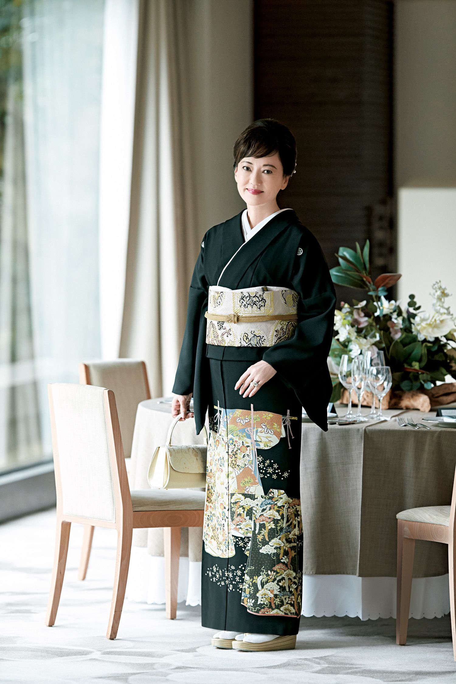 五十嵐淳子さんが着る 黒地の着物 華やかさと気品が魅力です