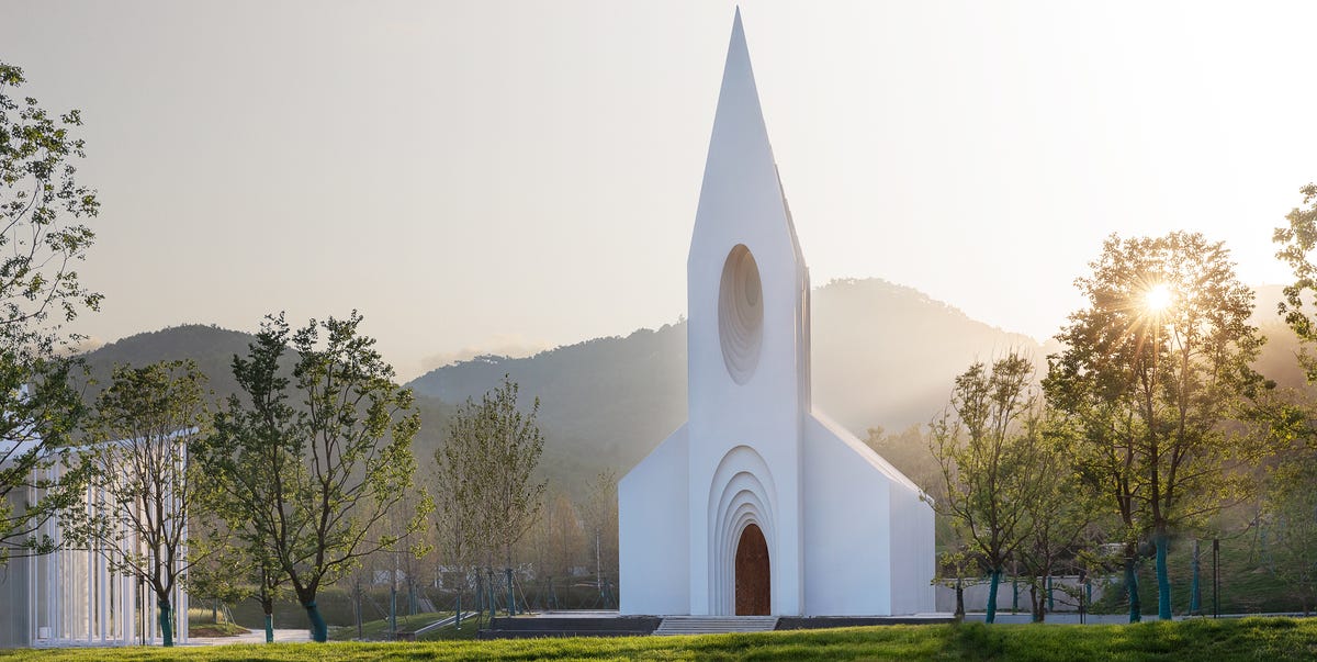 Una iglesia blanca y moderna inspirada en la arquitectura clásica Una iglesia blanca y moderna inspirada en la arquitectura clásica