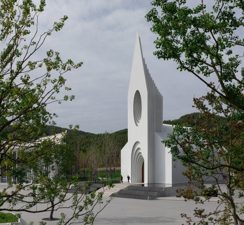 Una iglesia blanca y moderna inspirada en la arquitectura clásica