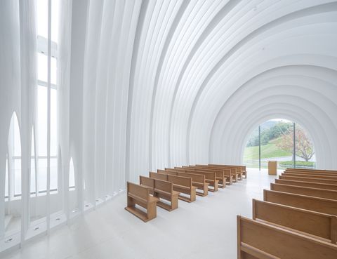 Una iglesia blanca y moderna inspirada en la arquitectura clásica