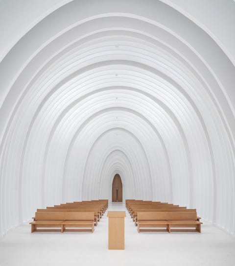 Una iglesia blanca y moderna inspirada en la arquitectura clásica