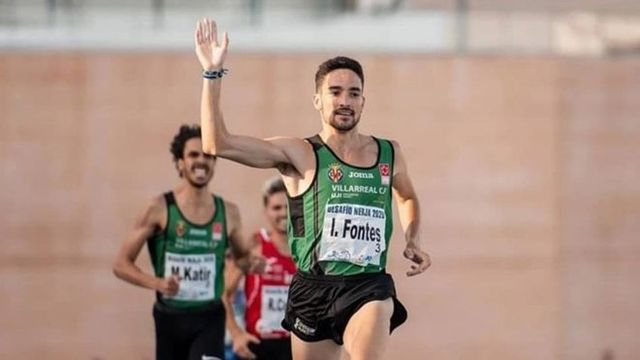 el atleta granadino ignacio fontes celebra su victoria en los 1500 metros de castellón, donde logra la tercera marca española sub 23 de la historia con 33372