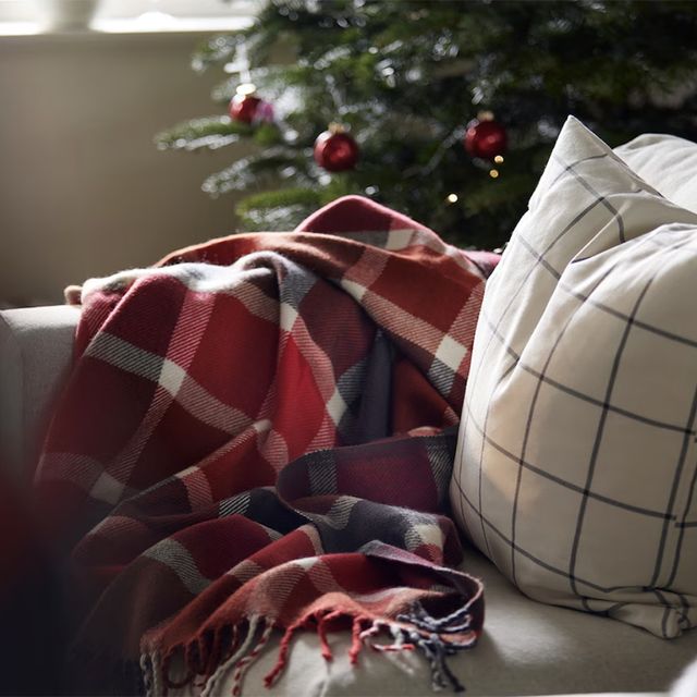 Las 20 mantas más bonitas y elegantes para el sofá