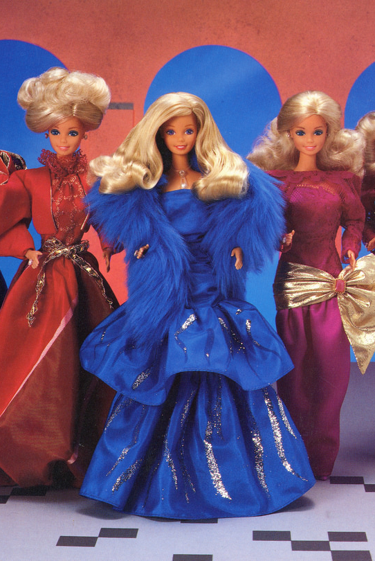 OSCAR DE LA RENTA, 1985. Mattel a distribuit reproduceri în miniatură ale hainelor și bijuteriilor de pe podiumurile casei de modă ale designerului Oscar de la renta, primii dintre colaboratorii consacrați ai brandului de păpuși.