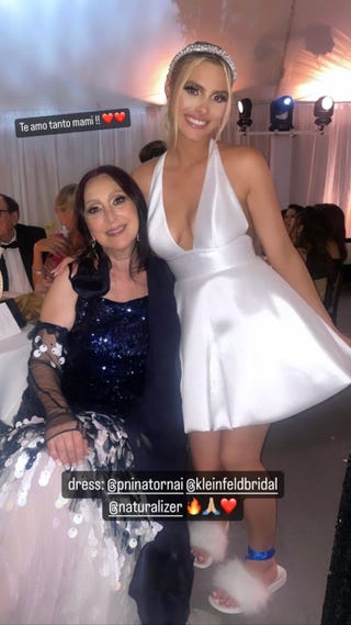 lele pons y su madre con vestido de pnina tornai