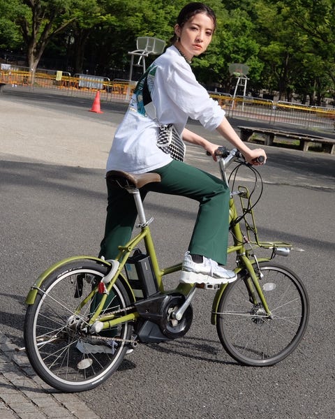 自転車通勤のおしゃれの参考に 業界人6名のサイクルウェア 服装を公開 ファッション Elle エル デジタル 自転車通勤のおしゃれの参考に 業界人6名のサイクルウェア 服装を公開 ファッション Elle エル デジタル