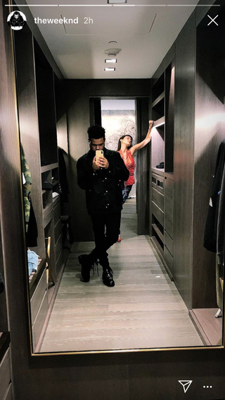 The Weeknd tak mau kalah dan ikut posting selfie di cermin bareng Bella Hadid (dok. Instagram)