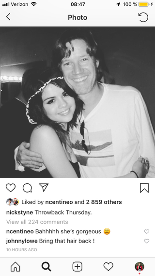 Noah Centineo menunjukan kekagumannya pada Selena Gomez saat ia menulis komentar di posingan Nick Styne (dok. Elle)