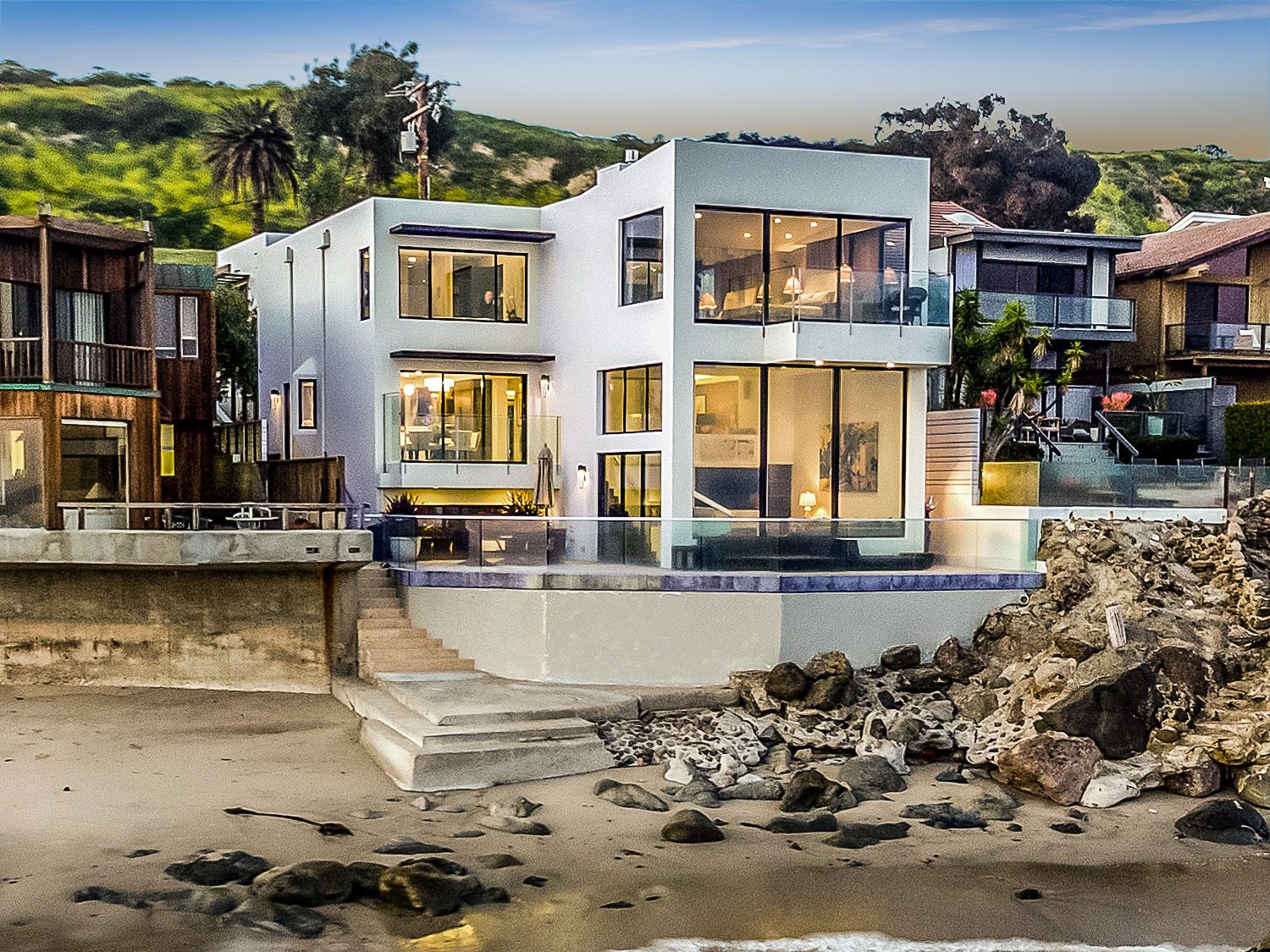 Barry Manilow S Former Beach House Is On The Market For 10 995 Million