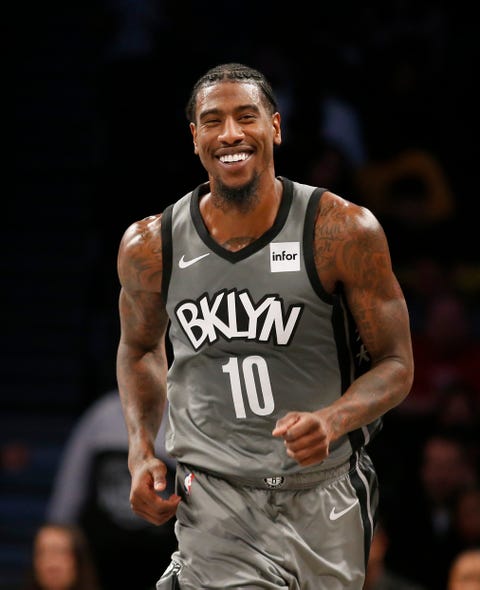 atleta iman shumpert che sorride mentre sul campo durante la partita nba tra i sacramento kings e i brooklyn nets in 2019