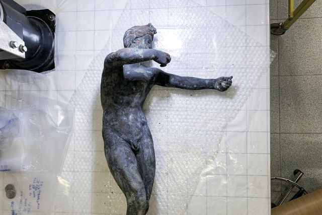 una delle statue di bronzo trovate a san casciano ai bagni