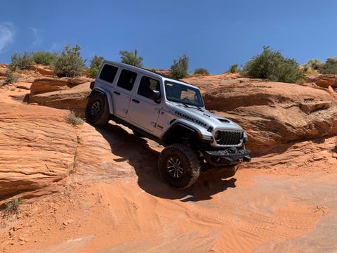 jeep wrangler off roading on rocks