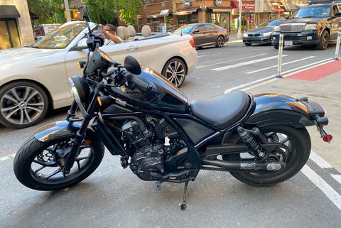 honda rebel 1100 noire garée dans une rue assise