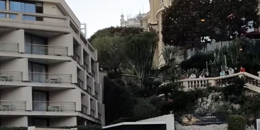 Citroën Ami-Fahrer rollt in der berühmten Haarnadelkurve von Monaco