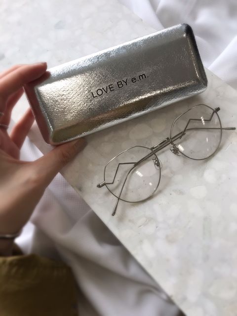 おしゃれな人の愛用メガネケースは 人気ブランドのおすすめサングラスホルダー メガネケース11選 ファッション Elle エル デジタル