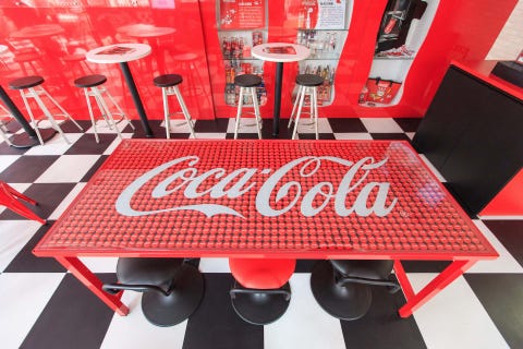 7 Eleven X可口可樂聯名店太狂 竟然有karl Lagerfeld限定版 國內外絕版品 這間門市通通有 7 Eleven X可口可樂聯名店太狂 竟然有karl Lagerfeld限定版 國內外絕版品 這間門市通通有