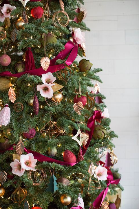 26 Glamorous Ways to Add Ribbon to Your Christmas Tree