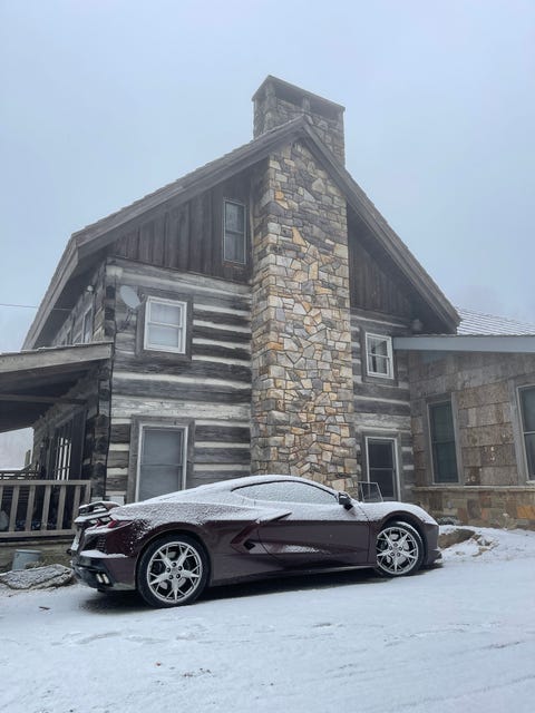 corvette c8 dans une allée enneigée