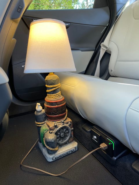 kia ev6 avec lampe branchée sur la prise du siège arrière