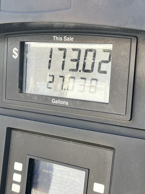 pompa bensin menunjukkan uang kertas $17302
